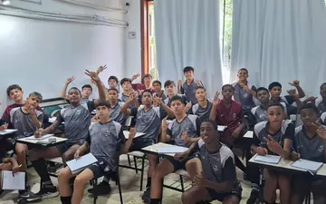 Turma do Projeto Base em aula no clube