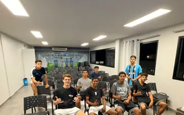 Turma do Projeto Base em aula no clube