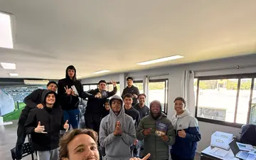 Turma do Projeto Base em aula no clube