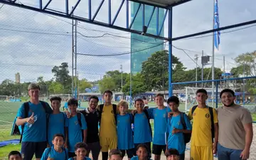 Turma do Projeto Base em aula no clube