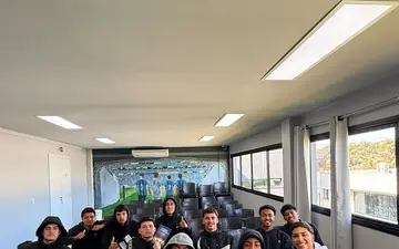 Turma do Projeto Base em aula no clube