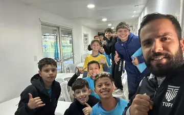 Turma do Projeto Base em aula no clube
